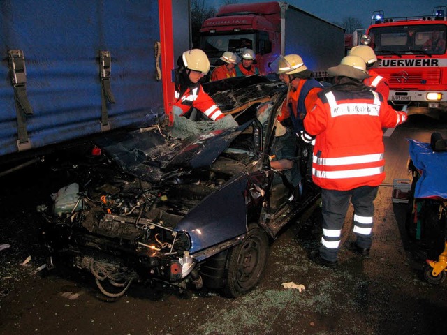 Die Feuerwehr musste den schwer verletzten Fahrer aus dem Wrack befreien.  | Foto: Autobahnpolizei