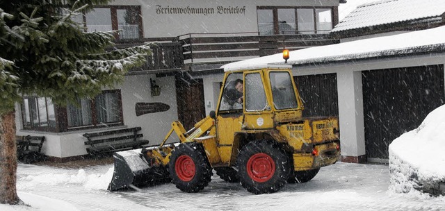 Auch auf privaten Grundstcken war  gestern Vormittag Schneerumen angesagt.     | Foto: Dieckmann