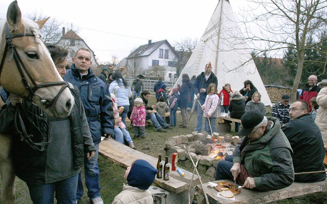 Am Lagerfeuer sitzen und Stockbrot ess...mus-Arbeitsgemeinschaft in Meienheim.  | Foto: Heidi Fssel