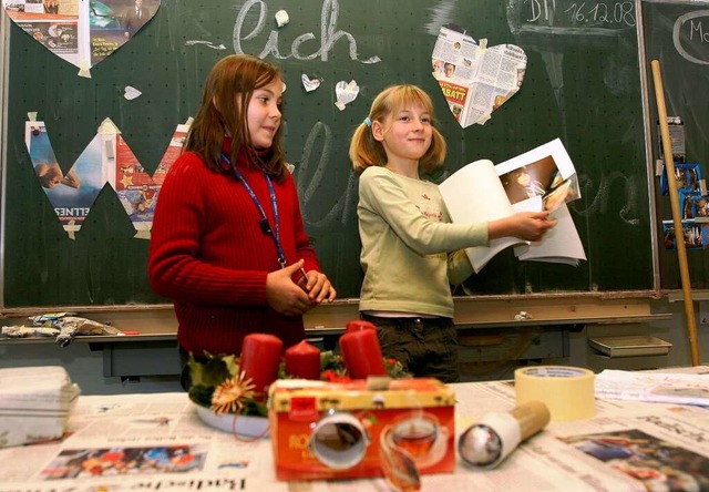 Zisch-Kinder prsentieren, was sie mit und aus der Zeitung alles gemacht haben.  | Foto: Rita Eggstein