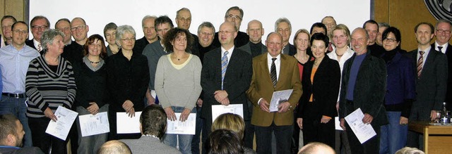 Bauherrn und Architekten nahmen ihre U...nd Landrat Tilman Bollacher (rechts).   | Foto: Huber