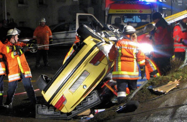 Die  Feuerwehr barg den schwerverletzt...tter Strae im Auto eingeklemmt war.    | Foto: Hildegard Siebold