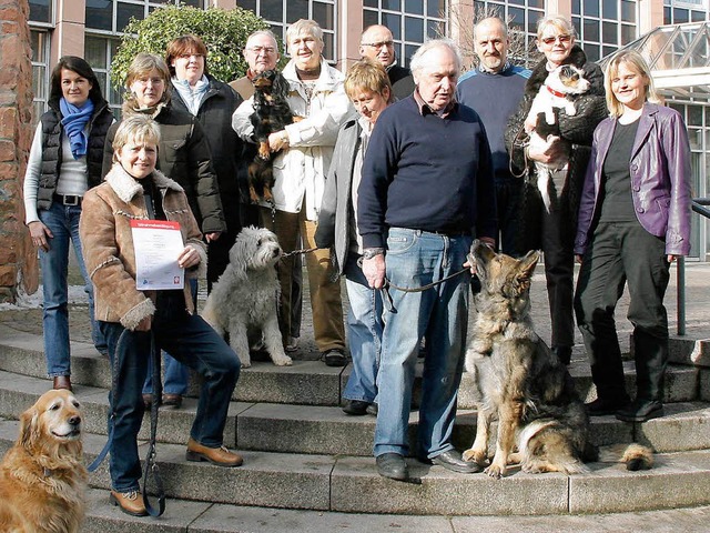 Hundebesitzer  wollen alten Menschen ein  Lcheln ins Gesicht zaubern.  | Foto: Heidi Foessel