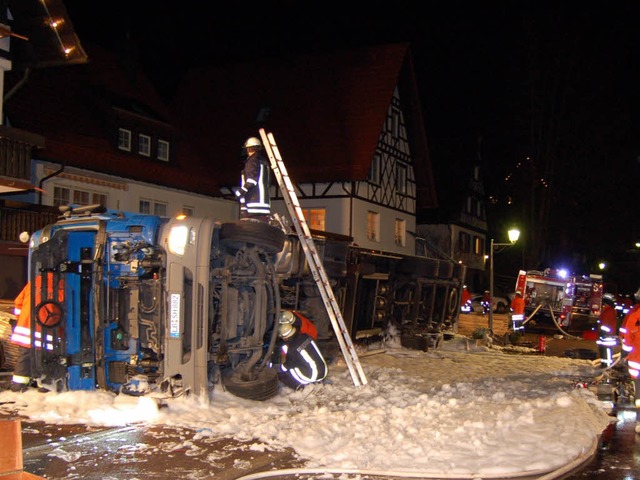 Die Feuerwehr muss den Laster mit schwerem Gert bergen.  | Foto: holger keller