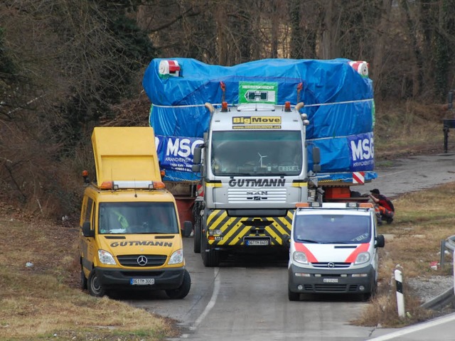 Auf dem Weg in die Schweiz: Ein Schwer...Antriebskopf einer Tunnelbohrmaschine.  | Foto: Hannes Lauber