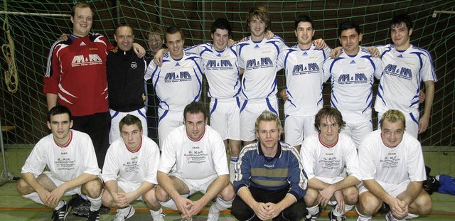 Der FC Geisslingen (stehend) mit Train...1 im Finale gegen die SG Schlchttal.   | Foto: Dietmar Noeske