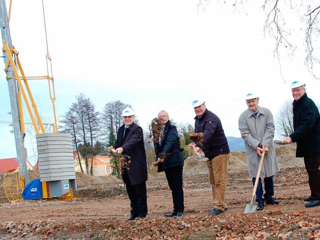 Spatenstich zum Start des 12 Millionen...as auch einen knstlichen See umfasst.  | Foto: Marius Alexander