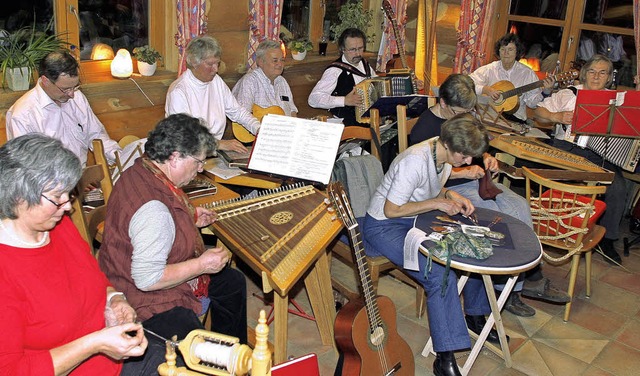 Die Eschbachtaler Stubenmusiker spielten im Schwarzwlder Hof in Seelbach.   | Foto: Heidi Fssel