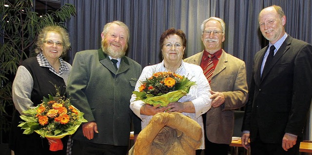 Frster  Gerhard Althauser (Zweiter vo...eister Roesner (rechts)  gratulierte.   | Foto: Fssel