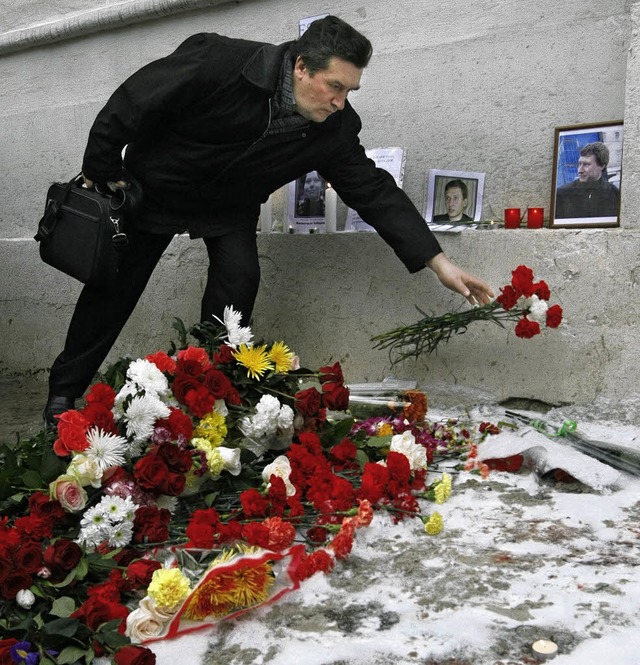 Nach dem Dreifachmord gedenken viele Moskauer der Toten  | Foto: dpa