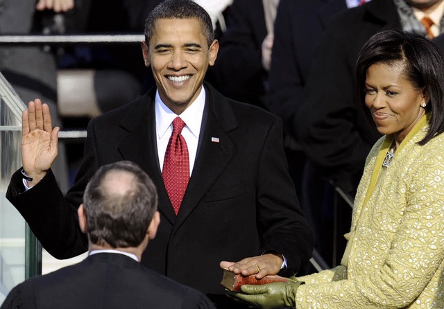 Barack Obama legt den Amtseid auf die ...ls und Vorgngers Abraham Lincoln ab.   | Foto: AFP