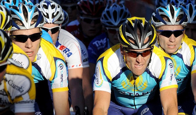 Er wei sich ins rechte Licht zu rcken: Lance Armstrong (Zweiter von rechts).    | Foto: dpa