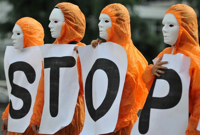 Barack Obama kommt Forderungen von Men...das Lager von Guantanamo protestieren.  | Foto: AFP