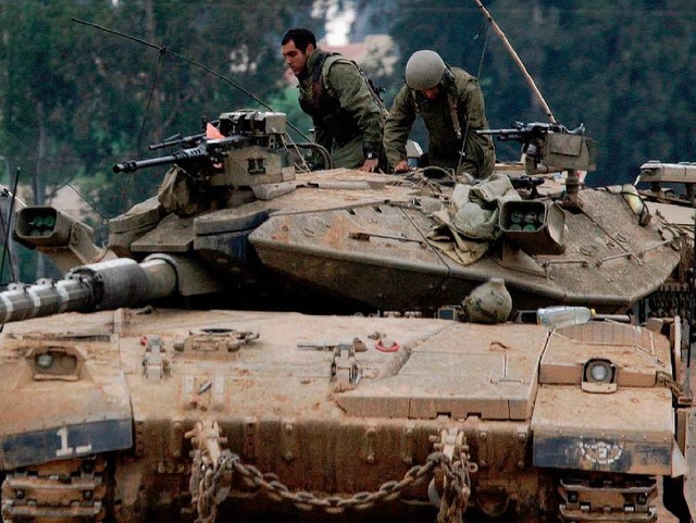 Diese zuvor in Gaza eingesetzte Panzer...sition im Sden Israels zurckgezogen.  | Foto: dpa