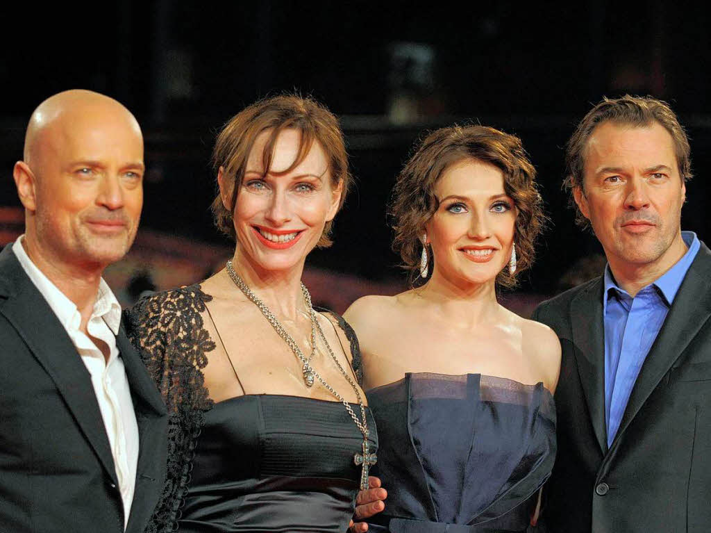 Die Schauspieler Christian Berkel (l.), Andrea Sawatzki (2.v.l.), Sebastian Koch und  die niederlaendische Schauspielerin Carice van Houten