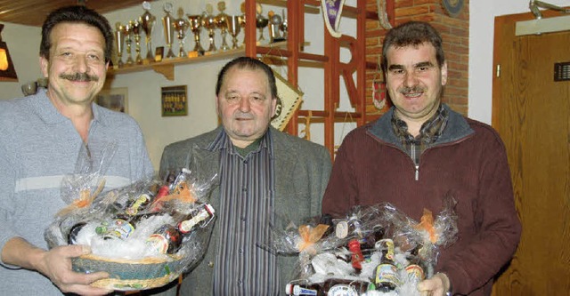 Angler-Chef Schlegel (Mitte) ehrte Si... seit 25 Jahren aktiv im Verein sind.   | Foto: Pia Grttinger