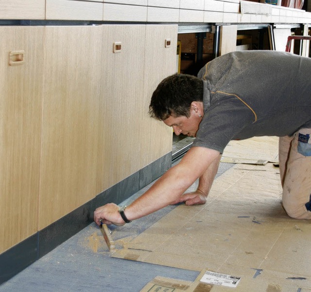 Vor der Bhne der Schwarzwaldhalle wur...ian Seidler von der Schreinerei Gatti.  | Foto: Chris Seifried