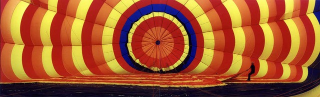 Zupacken muss man knnen: Ballonfahren...it  &#8211; ob beim Auf- oder Abbauen.  | Foto: photocase.de/ceewee