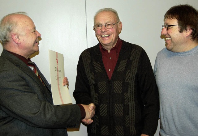 Bernhard Ludwig (Mitte) erhielt  von P...sch-Gulde das goldene Ehrenabzeichen.   | Foto: Paul Berger