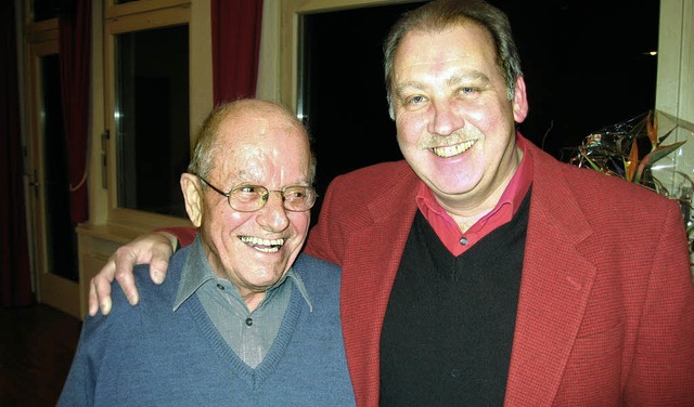 Vorsitzender Achim Hottinger beglckw... (links) zu 50 Jahren aktivem Singen.   | Foto: Privat