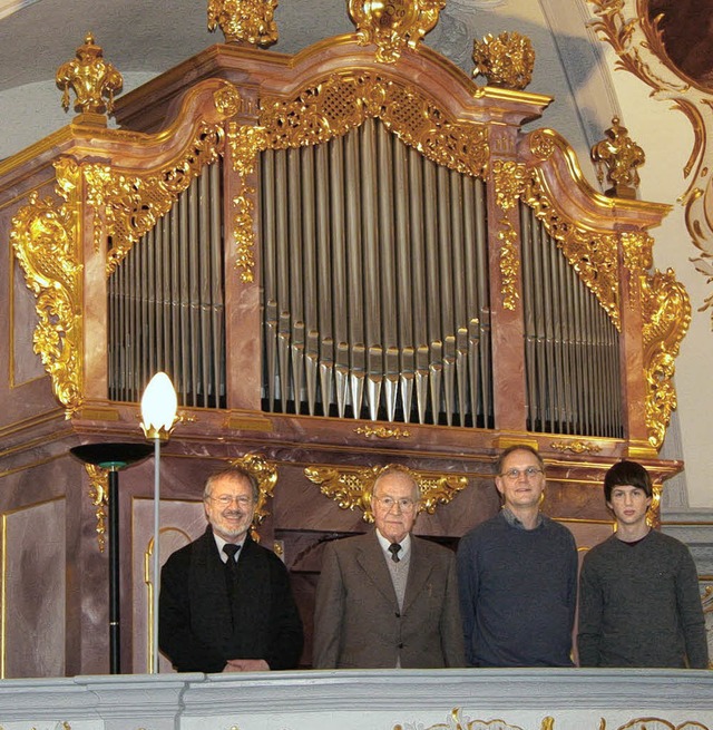 Stolz auf ein edles Instrument (von li...(Freiburg) und Veit Walter (Mahlberg).  | Foto: Decoux-Kone