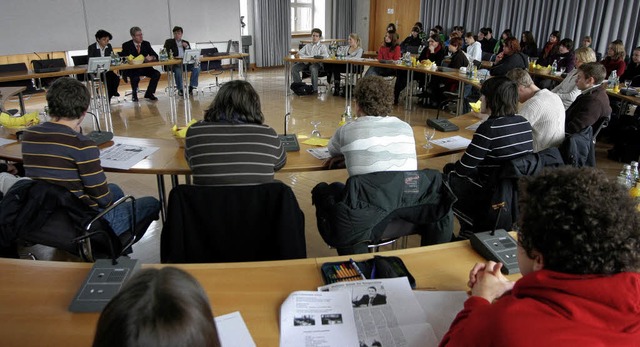 Die Gymnasiasten diskutierten mit OB Mller im Gemeinderatsplenum.   | Foto: Bastian Henning