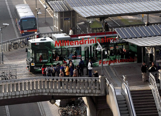 Bitte zgig umsteigen: Verkehrsknotenpunkt Stadtbahnbrcke   | Foto: Ingo Schneider