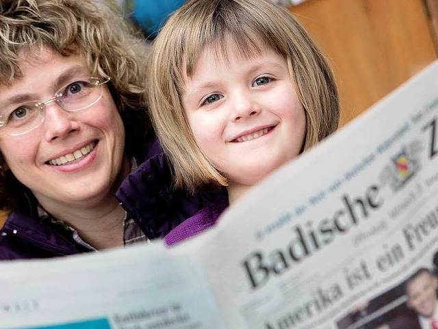 Veronika Burth und Esther bei der geme...eicht besten Regionalzeitung der Welt.  | Foto: Christoph Breithaupt