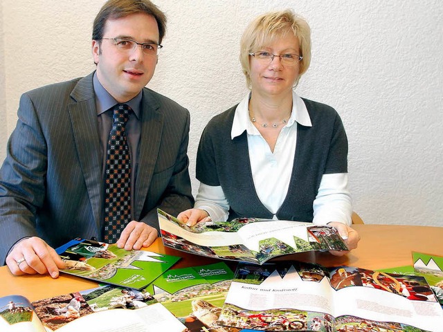 Carsten Gabbert und Rosa Schwab von de...llen den neuen Tourismus-Prospekt vor.  | Foto: Heidi Foessel