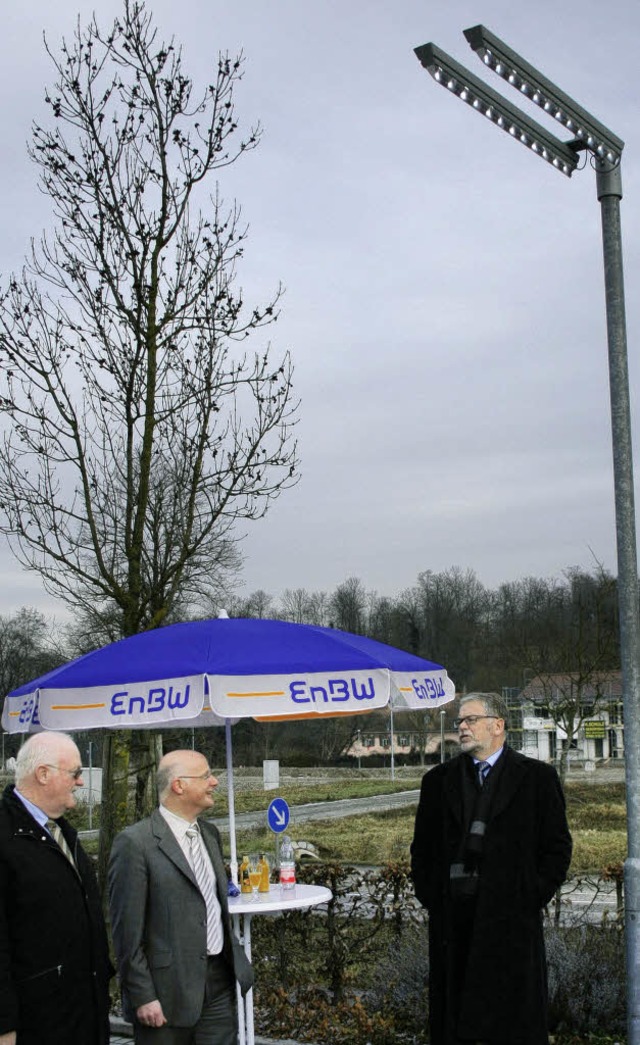 Brgermeister Josef Hgele, Thorsten K...Leuchte  am Busbahnhof in Hugstetten.   | Foto: rainer hock