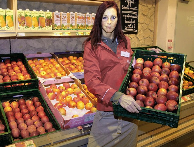 Einiges Obst der Obstbauern des Landkr...mit einer  Kiste pfel demonstriert.    | Foto: Neubert