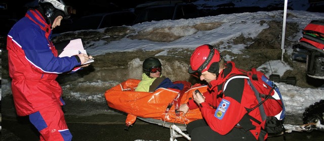 Dieser Skifahrer  hat zu viel riskiert...gwacht nun zum Krankenwagen gebracht.   | Foto: Michael Saurer