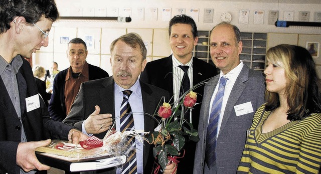 Realschullehrer Bernd Ellinger (links)...Lob fr gute Arbeit an der Schule.      | Foto: Beathalter