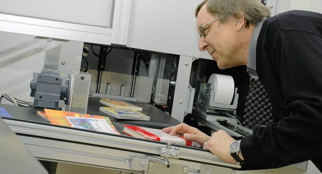 Ralf Eisermann inspiziert die neue Tec...ngen die Bcher in die Sortieranlage.   | Foto: GES