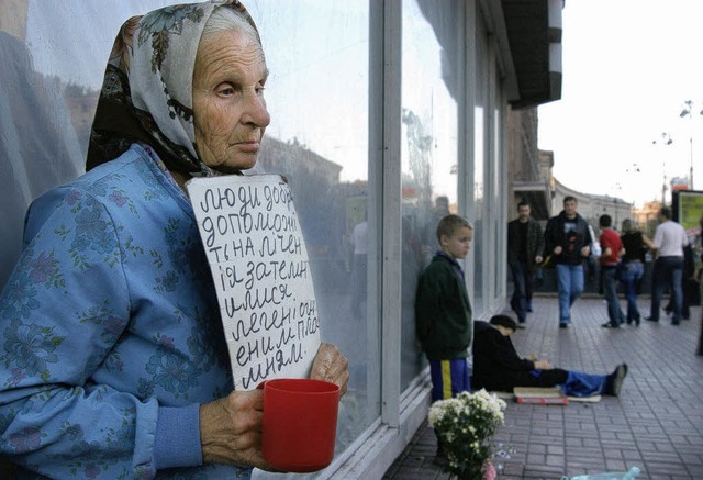 Sie wei keinen anderen Ausweg mehr: E... bettelt um Geld fr ihre Medikamente.  | Foto: Till Mayer