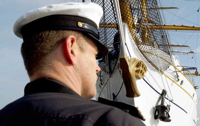 Eine Marineoffizier whrend der Suche ...ngenen Offiziersanwrtin im September.  | Foto: ddp