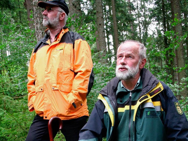 Forstamtsleiter Gregor Scheuble (recht...ch Wildverbiss noch kleinen Weitanne.  | Foto: Chris Seifried