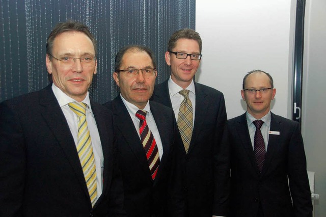 Zuversichtlich: Der Sparkassenvorstand...ebenow und Hans Lamparter (von links).  | Foto: Willi Adam