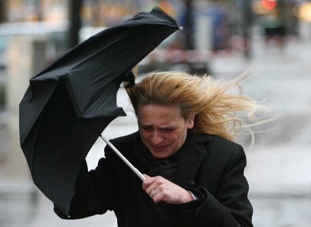 Regenschirme helfen momentan nicht&#8230;  | Foto: dpa