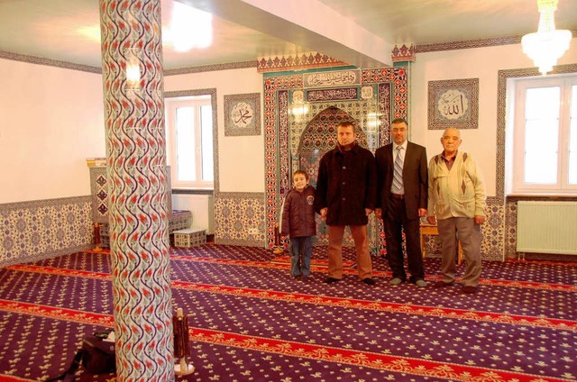 Unscheinbar  nach auen,  prachtvoll  ...haus beherbergt  die  Zeller  Moschee.  | Foto: Kathrin Blum