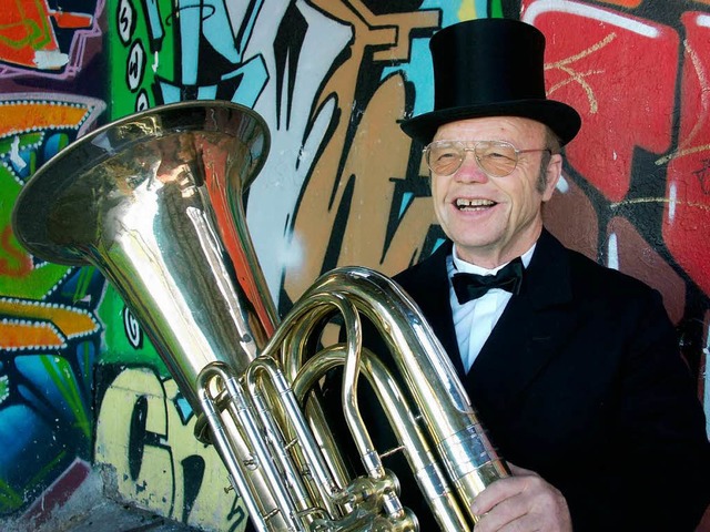 Der 69-jhrige ist das lteste Mitglied des Musikvereins Au.  | Foto: Christoph Ebner