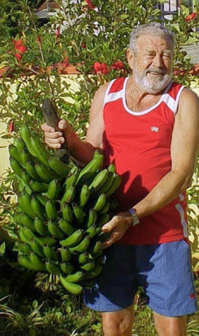 Arno  Ehrenschneider erntet Bananen in Brasilien.   | Foto: Privat