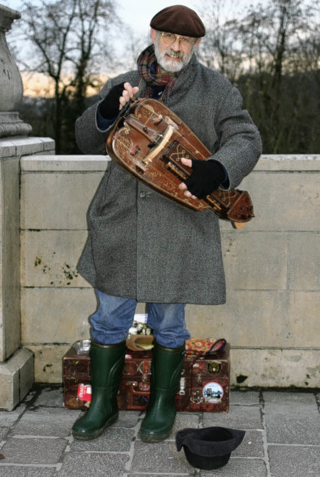 Mit seiner  Drehleier auf der Waldshuter Seltenbachbrcke: Donald Heller      | Foto: Hartrampf