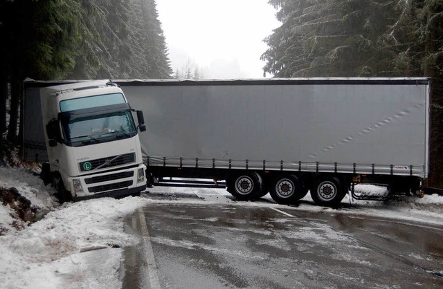 Auf der B 500 bei Schluchsee ruchtsche...Laster von der Fahrbahn in den Graben.  | Foto: dpa