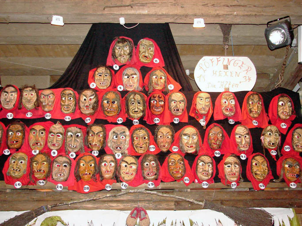 <Bildtext>Maskenparade: Alle 45 Masken der Althexen fanden sich im "Wilden Stier" wieder.</Bildtext>