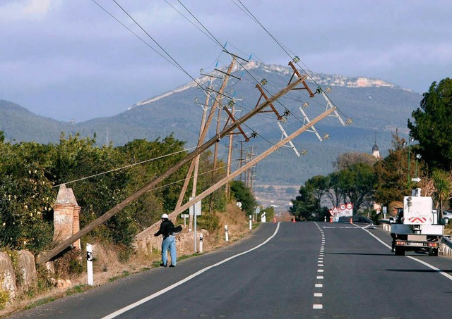 Umgestrzte Strommasten in Spanien nach dem Orkan.  | Foto: dpa