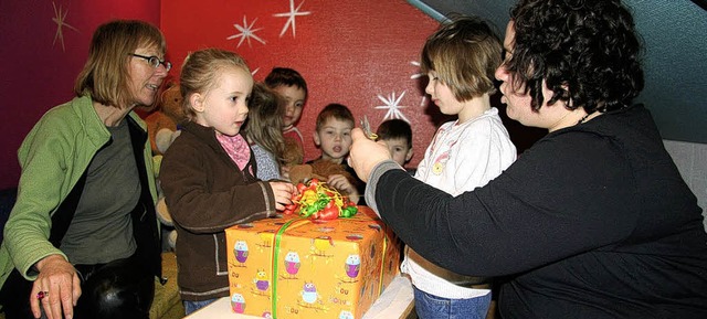 Gespannt  packen  die Kinder mit  Grup...Gabriele Peschel  ihr Buchpaket aus.    | Foto: Privat