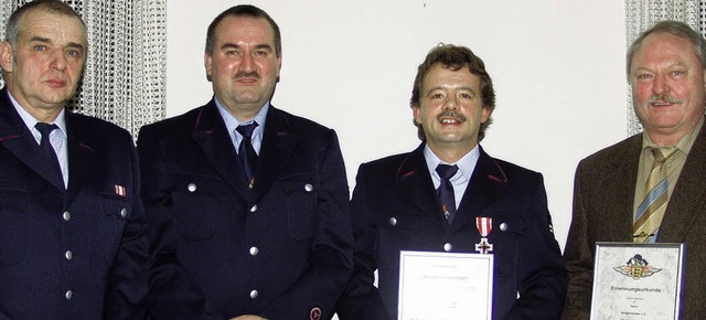 Ernst Trefzer wurde zum dritten Tegern...um Ehrenmitglied ernannt (von links).   | Foto: Silke Hartenstein