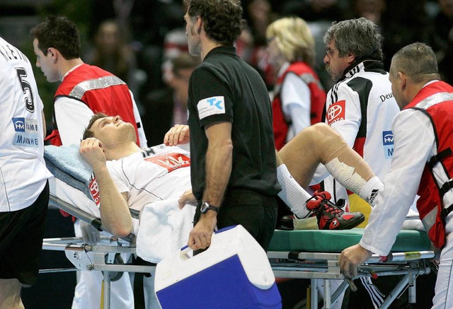 Michael Kraus  wird verletzt abtransportiert.   | Foto: dpa