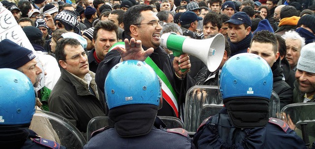 Der Brgermeister  von Lampedusa, Bern...egafon  an der Spitze der Bewegung      | Foto: AFP